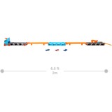 Hot Wheels 2-in-1 Rennbahn-Transporter mit 3 Fahrzeugen im Maßstab 1:64, Spielfahrzeug blau/orange