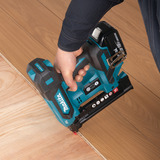 Makita Akku-Tacker DST630Z, 18Volt, Elektrotacker blau/schwarz, ohne Akku und Ladegerät, inkl. Oberflächenschützer