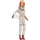 Mattel Barbie Signature Miss Astronaut Sammelpuppe mit silberfarbenem Anzug, Raumstiefeln und Helm-Zubehörteil
