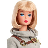 Mattel Barbie Signature Miss Astronaut Sammelpuppe mit silberfarbenem Anzug, Raumstiefeln und Helm-Zubehörteil