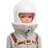 Mattel Barbie Signature Miss Astronaut Sammelpuppe mit silberfarbenem Anzug, Raumstiefeln und Helm-Zubehörteil