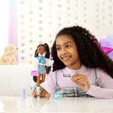 Mattel Barbie Dream Besties Brooklyn Modepuppe mit Zubehör zum Thema Video und Musik
