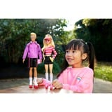 Mattel Barbie Fashionistas Set mit 2 Puppen und 6 Accessoires mit Rollschuhen