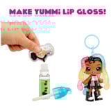 MGA Entertainment Yummiland Lip Gloss Doll Sour Sweeties - Sasha Sourworms, Puppe 