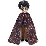 Spin Master Wizarding World Harry Potter - Geschenkset mit Harry Potter-Puppe, Spielfigur ca. 20,3 cm groß, inkl. Besen, Tarnumhang und weiterem Zubehör