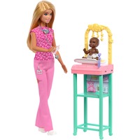 Mattel Barbie Kinderärztin-Puppe mit Baby-Patientenpuppe, Möbeln und Zubehör